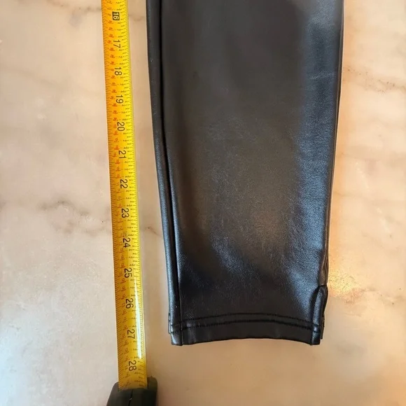HUE women Sleek Black faux leather leggings size large - Picture 5 of 7